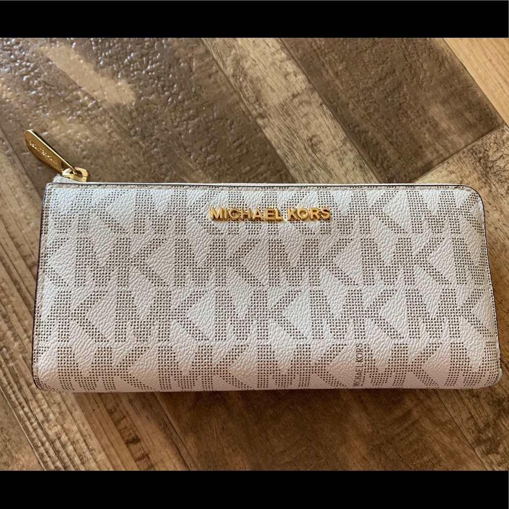 CUTE MICHAEL KORS WALLET